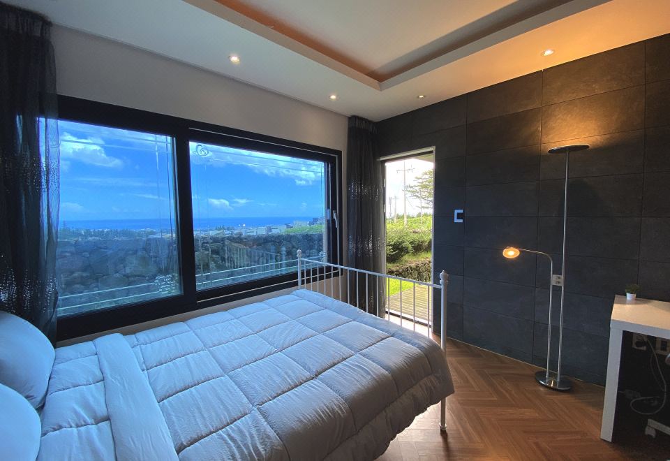 济州 오픈 특가｜바다 전망 대저택 · 객실 8개 · 욕실 5개 · 20인용 식탁(Grand Ocean View Mansion | Opening 3-Week Special | 8 Bedrooms, 5 Bathrooms, 20-Seat Dining Table) 3星级 酒店 客房
