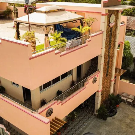 Queenslander Hotel and Restaurant