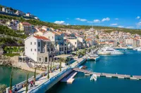 Waterfront Studio Apartment Lustica Bay - spa