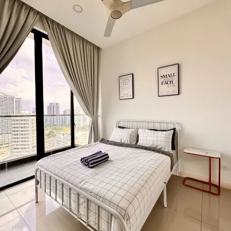 4 bedder D’Pristine condo 22-25 opp legoland (13pax)