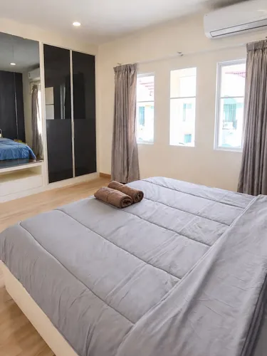 รูปภาพของModern Spacious 3BR House near Airport & Rail Link