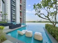 Grand Medini Residence Near Legoland by Stayrene - Parkplatz