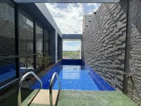 2BR Luxury Lower Penthouse in Mckinley West - Pools