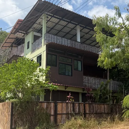 Large 1 bed apartment with yoga studio and seaview