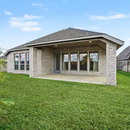 Modern Suburban Retreat Near Shopping & Park