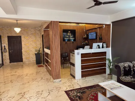 FabHotel 85 the Seven Wonders - Near Cnci Hospital Biswbangla Gate