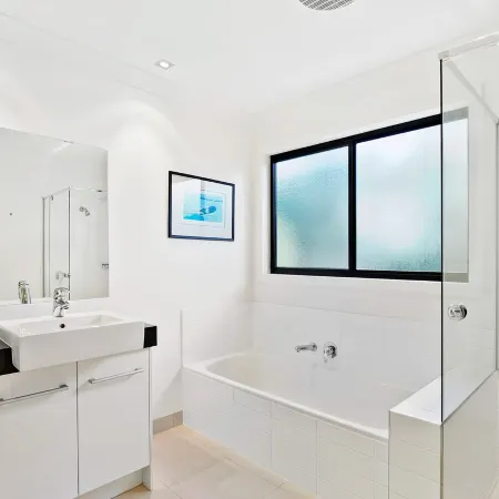 Bright Ocean View House 3B5B double garage Отели в г. Порт-Дуглас