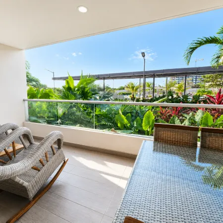 Exclusive oceanfront family apartment