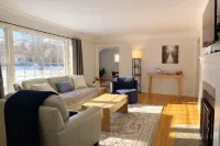 Bluebird Homestay Single-Level Home, 5 Min to Mayo - พร้อมระเบียง