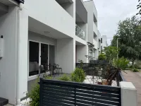 Spacious & Quiet 4BR, 3BA Home City Centre Walk to Train & Shopping - Parkplatz