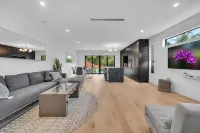 Wynwood Miami Retreat | 2 Private Pools, BBQ, 6BR & Parking - Boutique