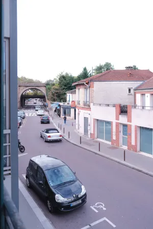 Elegant and Cozy Stay Near Versailles & Paris Отели рядом со станцией Versailles Montreuil Train Station