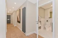 Modern 2 bedroom apartment with free parking