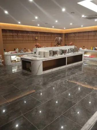 The MAJULAN Hotel Отели рядом с достопримечательностью «M-Cubed Bar»