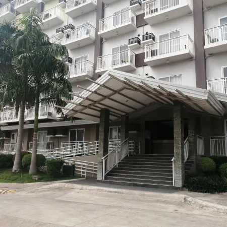 Condo Azur Suites Amani A125, near Airport, Netflix, Cozy with Luxurious Pool and Gym