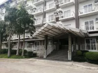 Condo Azur Suites Amani A125, near Airport, Netflix, Cozy with Luxurious Pool and Gym
