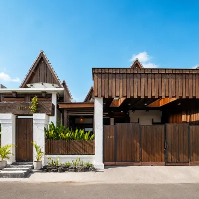 Raa Villa - 3 BR Modern Balinese wood villa near beach 鄰近日落大道的酒店