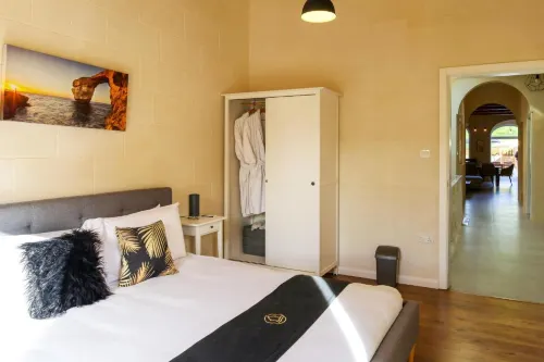 Solaris - 4 bedrooms (sleeps 8+2 kids) Ghasri village