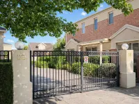 Sophisticated Urban Sanctuary Style Meets Conven Hoteles en Ivanhoe