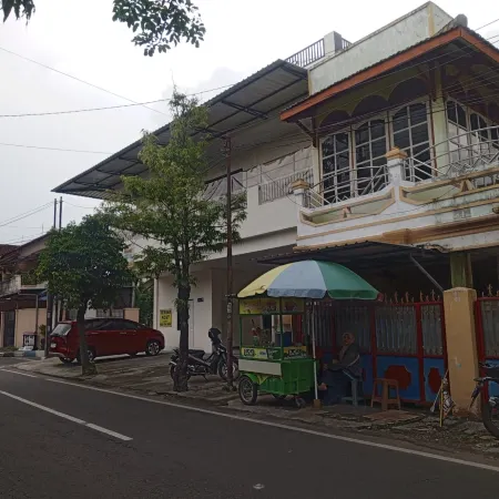 OYO 95103 Madiun Dkost Syariah Отели в г. Мадиун
