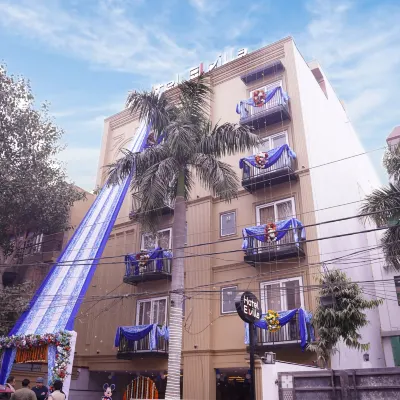 Hotel Elvilla Model Town 布拉里 X-ing附近的飯店