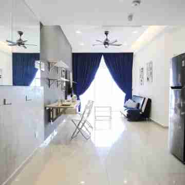 Cozy, High-Floor 2BR Apt Near LEGOLAND Rooms