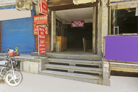 Hotel Raj Palace Отели рядом с достопримечательностью «ИСККОН Темпл - Глори оф Индия»