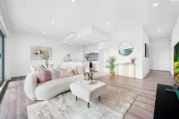 Bright & Elegant 2BR with 2 Parking in Mascot Rosebery 호텔