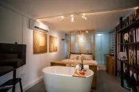 Homestay CHAT | Train Street Apartments | Old Quarter Edge - parkir