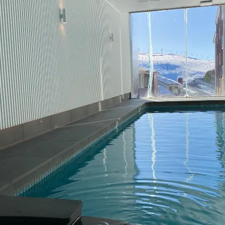 Hotham Ski Out 5 bed Studio21 w/ pool, sauna & spa