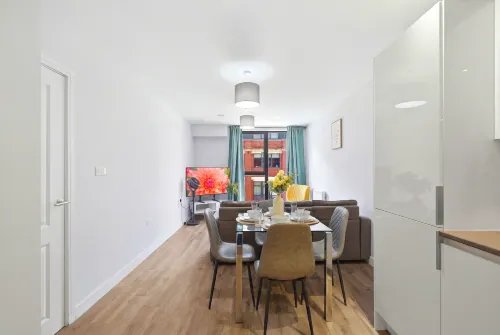 Modern Digbeth Stay | Ensuite | Free Parking - Condos