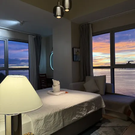Modern Boutique Seaview Sunset 1BR with 2 Infinity Pools Next to Okada Airports MOA