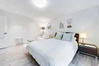 Calm Private Contemporary 1BR Unit | Free Parking | Burnaby - Homestays