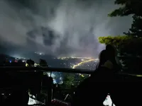 Scenic Balcony Apartment Near Kashmir Point - parking
