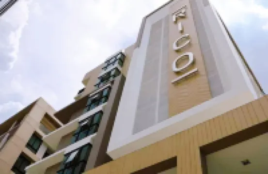 拉差達披色32號瑞可飯店 拉普勞附近的飯店