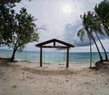 the turtle hive maldives - velaavani dhiffushi Отели рядом с достопримечательностью «Meeru Island Resort and Spa»