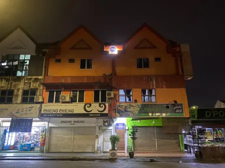 ROYAL HOTEL by MR VJ Business Отели рядом с достопримечательностью «Эспланаде Куатан»