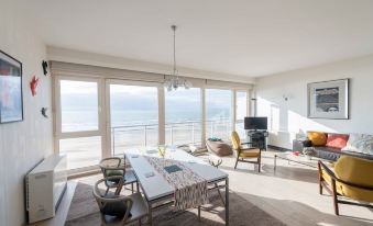 Seaview Apartment on the Beach - Free Parking!