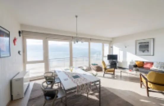 Seaview Apartment on the Beach - Free Parking!