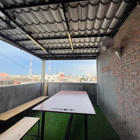 Nomad Yard Hostel Отели рядом с достопримечательностью «Пирс Thewej»