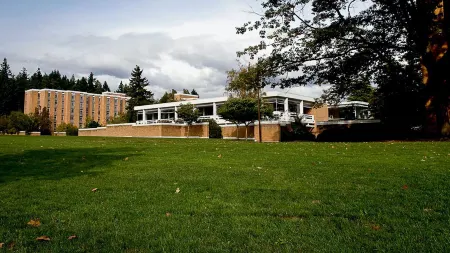 Vancouver UBC University Villa 35 Отели рядом с достопримечательностью «Нитоб Мемориал Гарден»