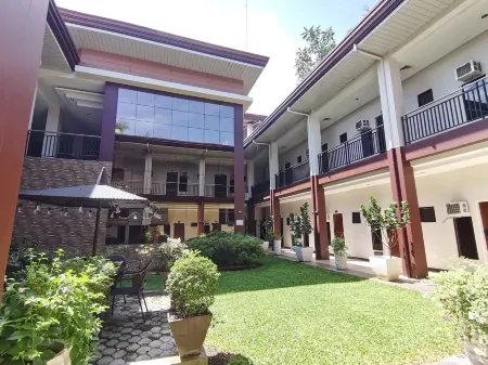 Park Land Suites & Restobar Отели рядом с достопримечательностью «Poor Clare Monastery of the Immaculate Conception»