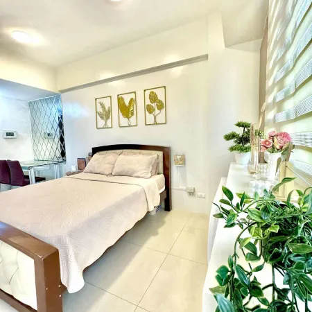 Chic Unit with Balcony - Free wifi & netflix across Naia Terminal 3 Airport