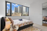 Ultra-Convenient CBD Pad 2BR - 2min to Southern Cross - New