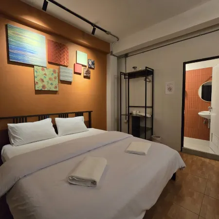 LHONG KRUNG HOSTEL Отели рядом с достопримечательностью «Школа Суан Кураб»