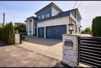 Luxury 2-Bed Suite /Private Bath/Near YVR/Free Parking