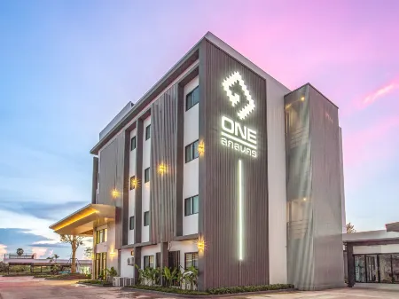 One Sakon Nakhon Hotel Отели рядом с достопримечательностью «Wat Phra That Choeng Chum Worawihan»