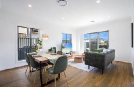 Spacious 5-bedroom building in brilliant Austral with AC