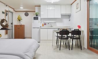 Hongdae Lovely  House. Big Room. Hongdae University Station. Exit 7. Walk 2 min