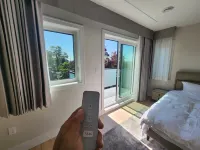 Luxury 3-Bedroom Home Modern Retreat in Vancouver